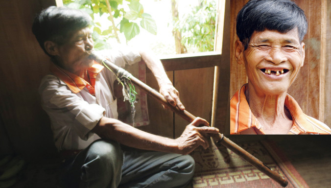 Tiếng khèn Pây lúc trầm, lúc bổng, lúc vui nhộn, lúc huyễn hoặc liêu trai (ảnh lớn). Những chiếc răng hàm dưới bị cà sát lợi nhưng già làng Hồ Cao luôn nở nụ cười thân thiện (ảnh nhỏ).