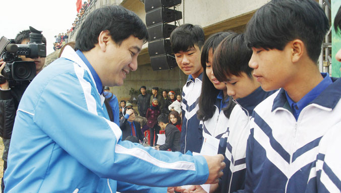 Bí thư thứ nhất T.Ư Đoàn Nguyễn Đắc Vinh trao học bổng cho học sinh nghèo học giỏi.