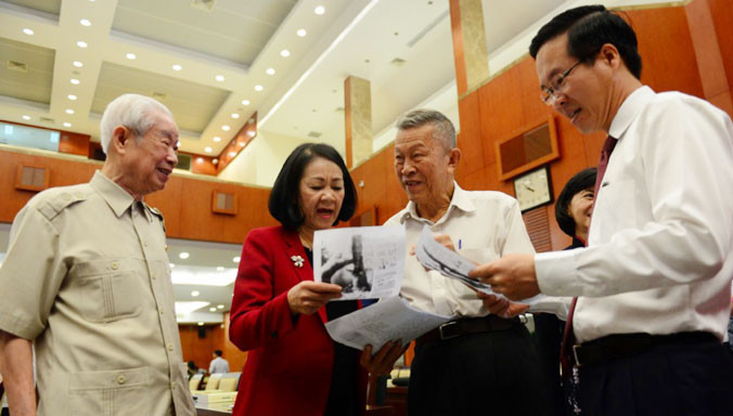 Ông Võ Văn Thưởng (phải) và bà Trương Thị Mai trao đổi với cán bộ cách mạng lão thành.