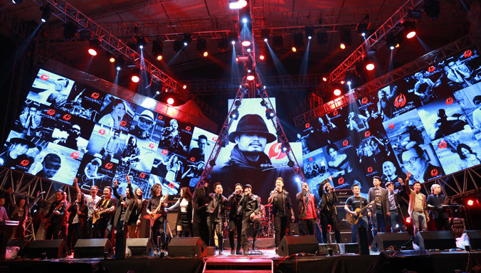 Hình ảnh trong đêm nhạc “Đôi bàn tay thắp lửa”.