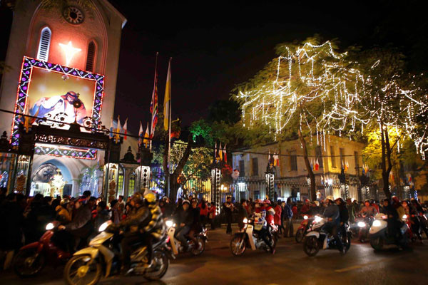 Nhà thờ Hàm Long vang tiếng Thánh ca. Ảnh: Như Ý