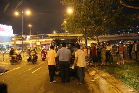 Thi thể nạn nhân được chuyển đi. Ảnh: Dân Trí