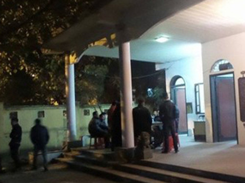 Thân nhân chị Trang chờ khám nghiệm pháp y tại Bệnh viện E.