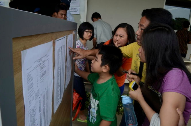 Tìm kiếm tên người thân trong danh sách - Ảnh: Reuters