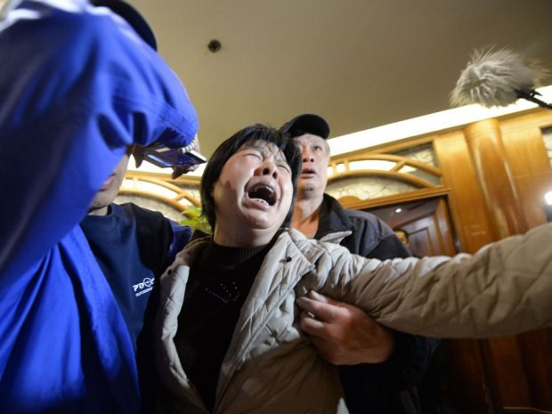 Một thân nhân hành khách trên MH370 đau khổ khi nghe tin máy bay đã bị rơi ở Ấn Độ Dương.