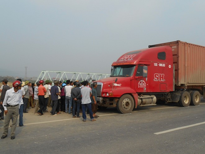 Vụ tai nạn thu hút rất đông người dân hiếu kỳ đến xem, đa số đều tỏ ra bất bình trước hành vi của tài xế gây tai nạn.