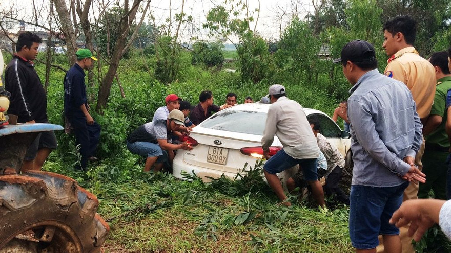 Chiếc ô tô lao xuống kênh sau khi gây tai nạn rồi bỏ chạy.