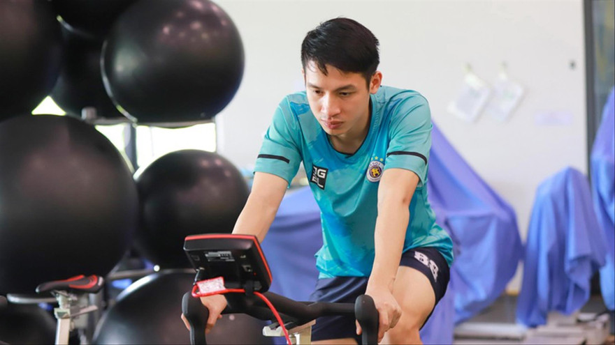 Hùng Dũng đang trải qua quá trình trị liệu phục hồi sau chấn thương để có thể sớm trở lại với sân cỏ 