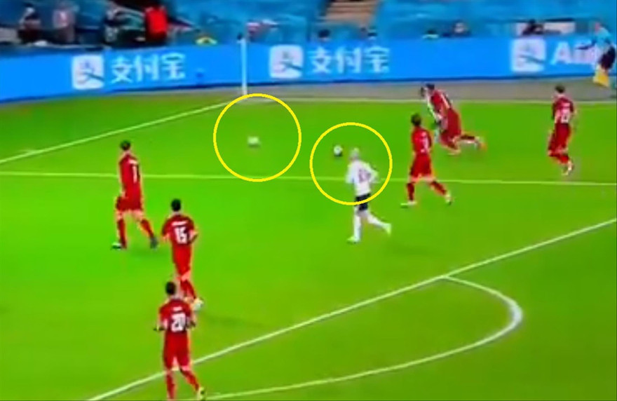 Hai quả bóng cùng xuất hiện trên sân, rất gần nhau, và theo luật, trọng tài sẽ phải dừng trận đấu để đưa 1 quả ra khỏi sân