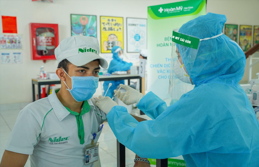 Công nhân được tiêm vắc-xin ngừa COVID-19 tại TPHCM. Ảnh: U.P