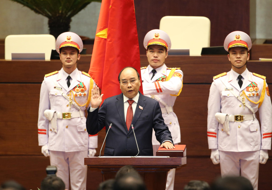 Chủ tịch nước Nguyễn Xuân Phúc thực hiện nghi thức tuyên thệ nhậm chức. Ảnh: Như Ý