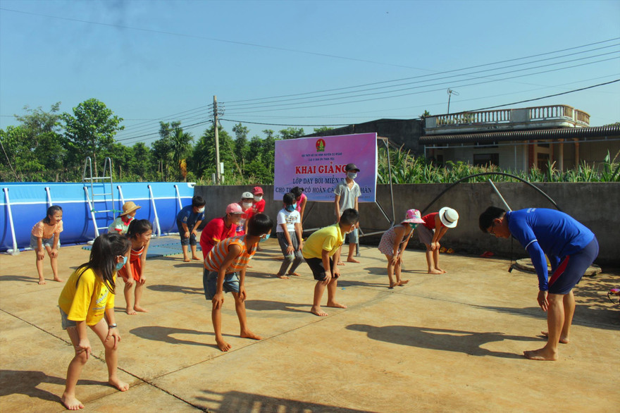 Các em thiếu nhi khởi động trước khi vào học bơi