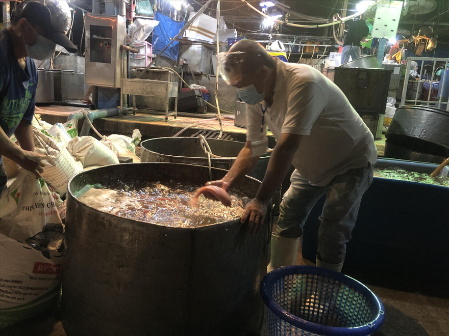 Thương nhân chợ Bình Điền vui mừng được ra chợ. Ảnh: U.P