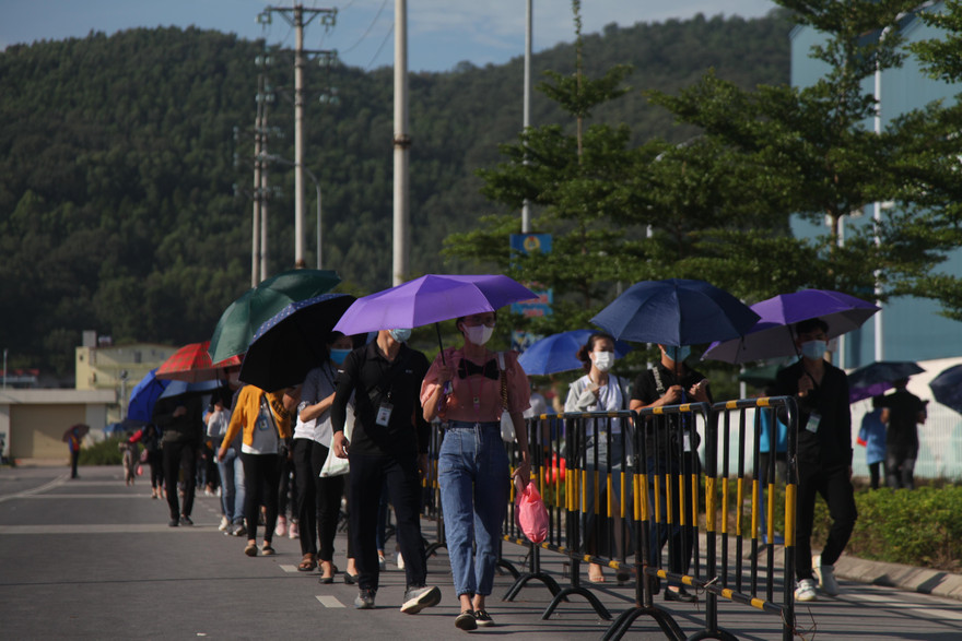 Người lao động đến nhà máy làm việc trong trật tự, giữ khoảng cách tại khu công nghiệp ở Bắc Giang. Ảnh: Ng Thắng