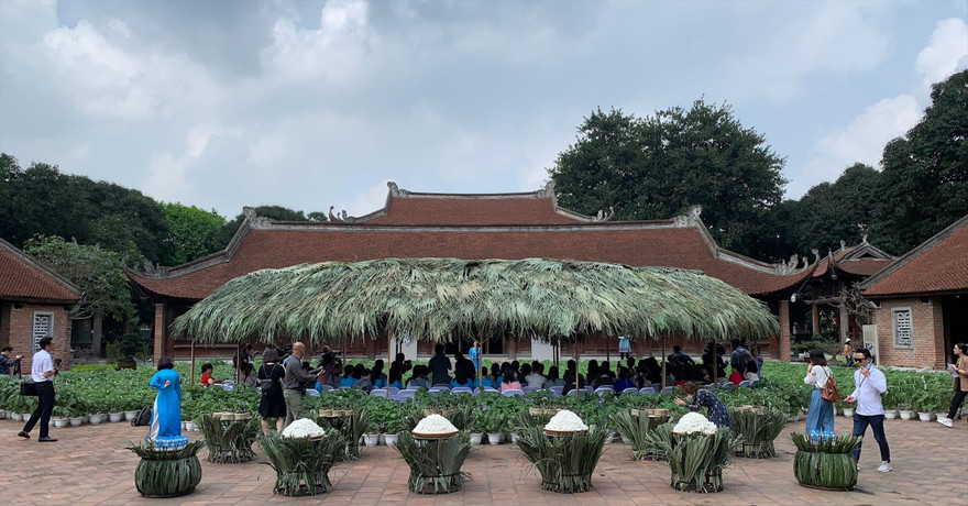 Sân Thái Học của Văn Miếu Quốc Tử Giám khác lạ trong buổi chiều 6/4 với lều lợp lá cọ làm khung cảnh họp báo và 5.000 chậu cây gai, nong kén… Ảnh: VI KHANH