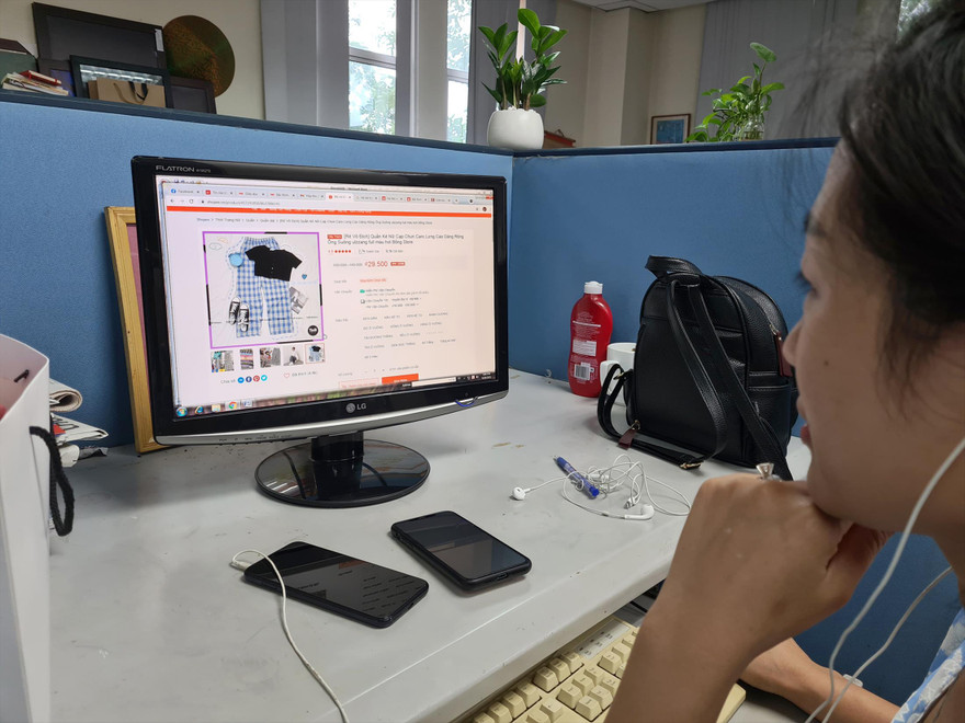 Tù 1/8 tới, chủ các sàn thương mại điện tử phải cung cấp thông tin cá nhân kinh doanh và tiến tới khai nộp thuế. Ảnh: Nguyễn Hà