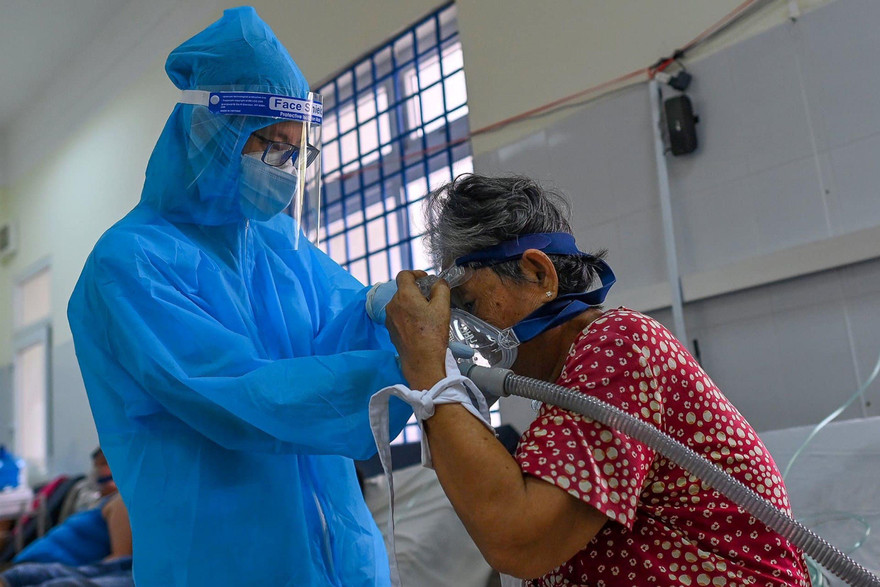 Chăm sóc bệnh nhân COVID-19. Ảnh: Long Phạm