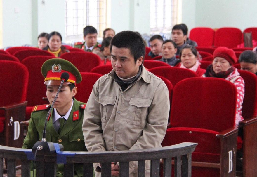 Thầy Tùng ân hận, lánh xa ánh nhìn của người thân, học trò. Ảnh: Duy Chiến 