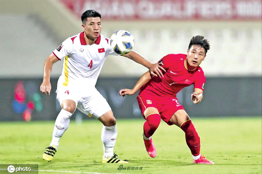 Tiến Dũng đã chơi tốt cho tới tình huống phán đoán sai dẫn tới bàn thua đầu tiên của đội tuyển Việt Nam và bị thay ra sau đó