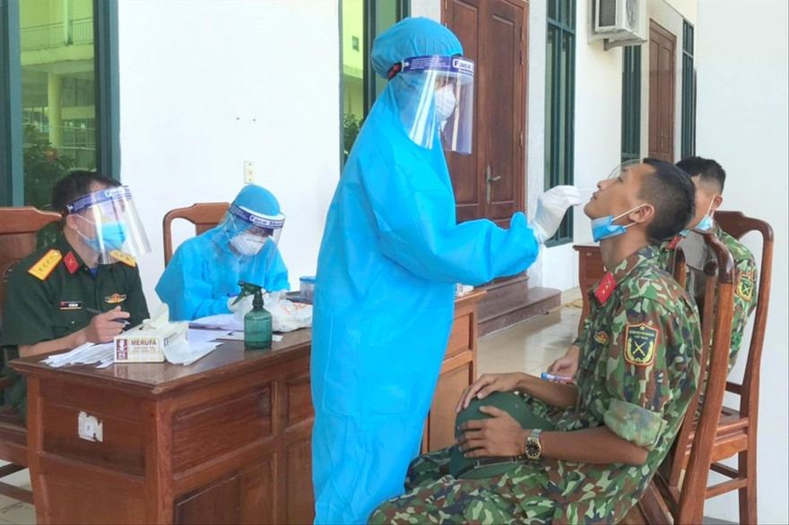 Đội Y học dự phòng lấy mẫu xét nghiệm kháng nguyên SARS-CoV-2 cho cán bộ, chiến sĩ Quân khu 4. ẢNH: ĐỨC CƯƠNG