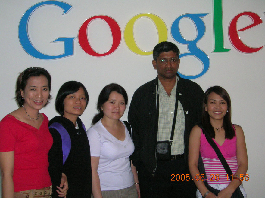 Tác giả (ngoài cùng bên trái) tại trụ sở Google ở Hamburg, CHLB Đức