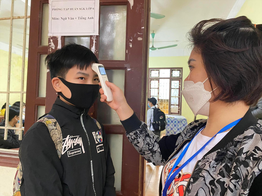 Học sinh lớp 9 trong một giờ học trực tiếp tại Hà Nội