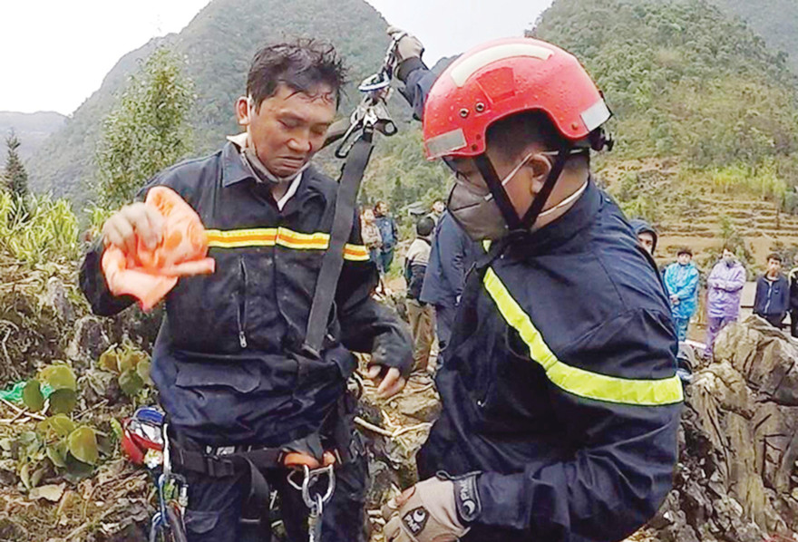 Thiếu tá Thành trong lần xuống hang sâu ở Hà Giang cứu thi thể