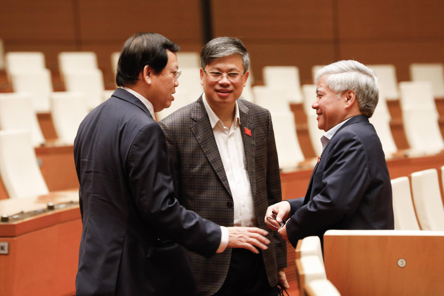 Các đại biểu Quốc hội trao đổi bên lề kỳ họp. Ảnh: Nhật Minh