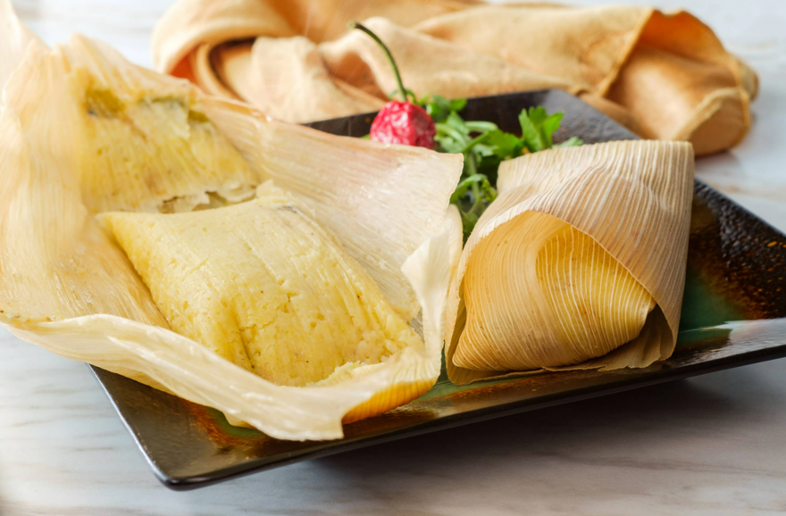 Món envueltos, thường được cuốn trong vỏ ngô để hấp