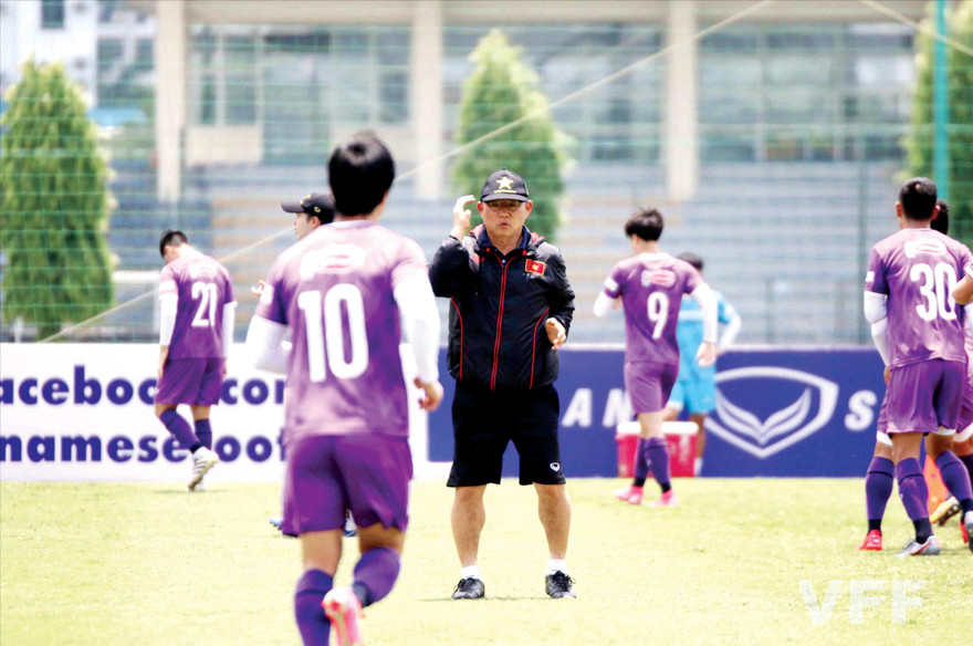 Chỉ xoay tua 18 cầu thủ, ông Park cẩn trọng hay bảo thủ?