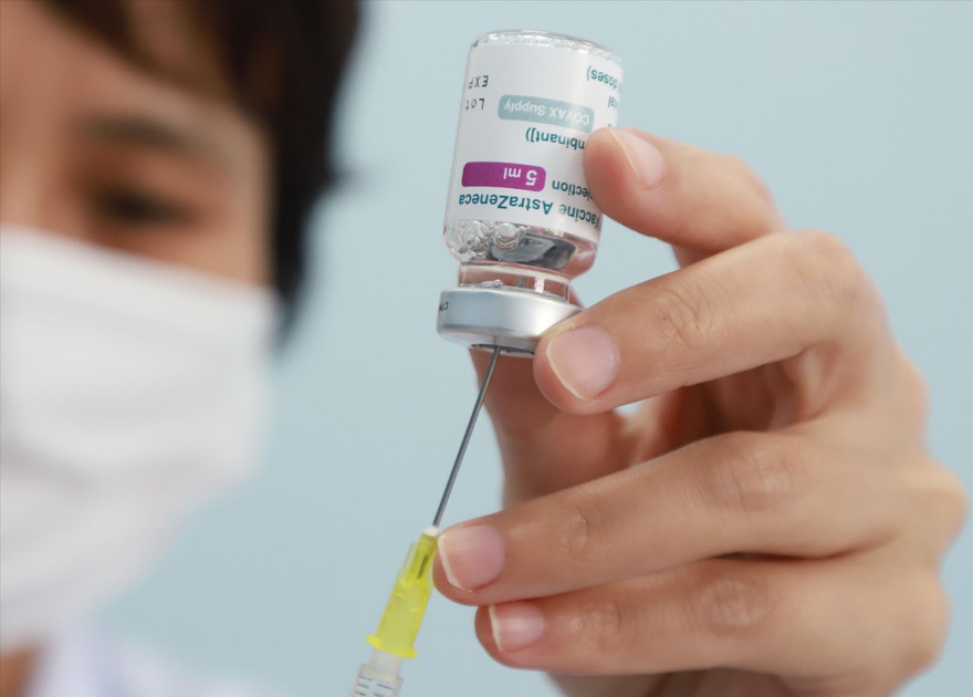 Vắc-xin AstraZeneca được tiêm cho những đối tượng ưu tiên tại nước ta. Ảnh: Như Ý