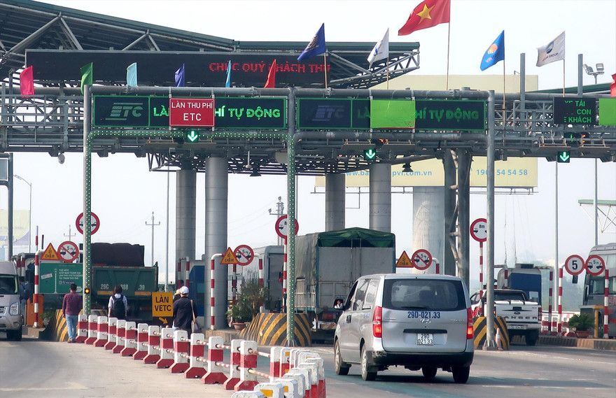 Dù đã về đích đúng hạn nhưng hệ thống thu phí tự động không dừng do Bộ GTVT triển khai vẫn gặp một số trục trặc và bất cập, gây phiền hà cho người sử dụng (làn thu phí tự động tại trạm BOT Hà Nội – Bắc Giang). Ảnh: Phạm Thanh