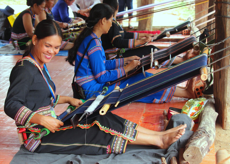 Chị Y Blanh chia sẻ cách dệt hoa văn truyền thống xưa