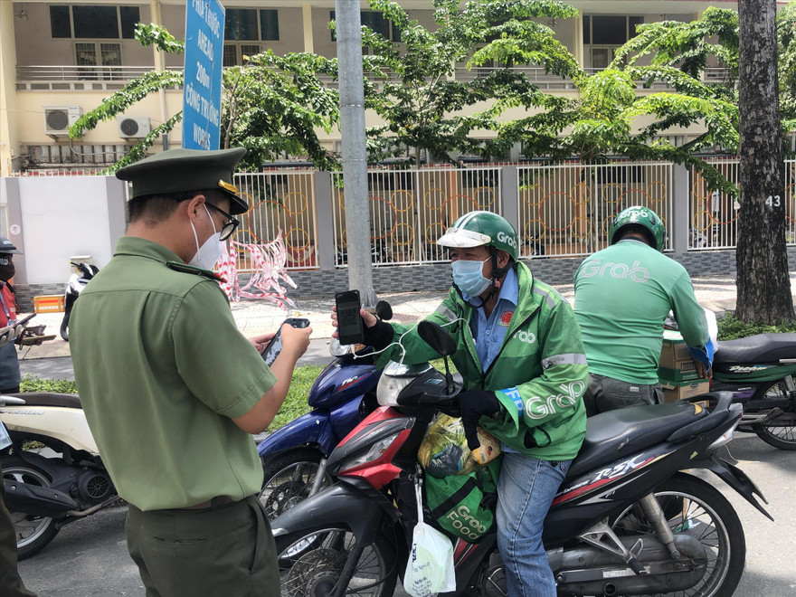 Shipper giao hàng trong những ngày TPHCM siết giãn cách xã hội (ảnh chụp trưa 29/8). Ảnh: U.P