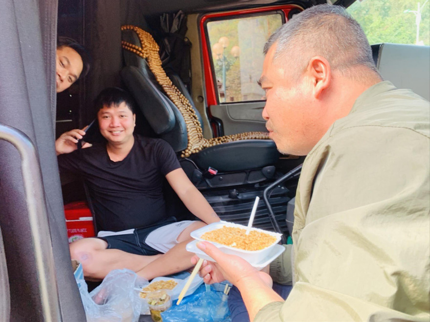 Tranh thủ ăn uống trước khi lái xe xuất khẩu qua biên giới. Ảnh: Duy Chiến