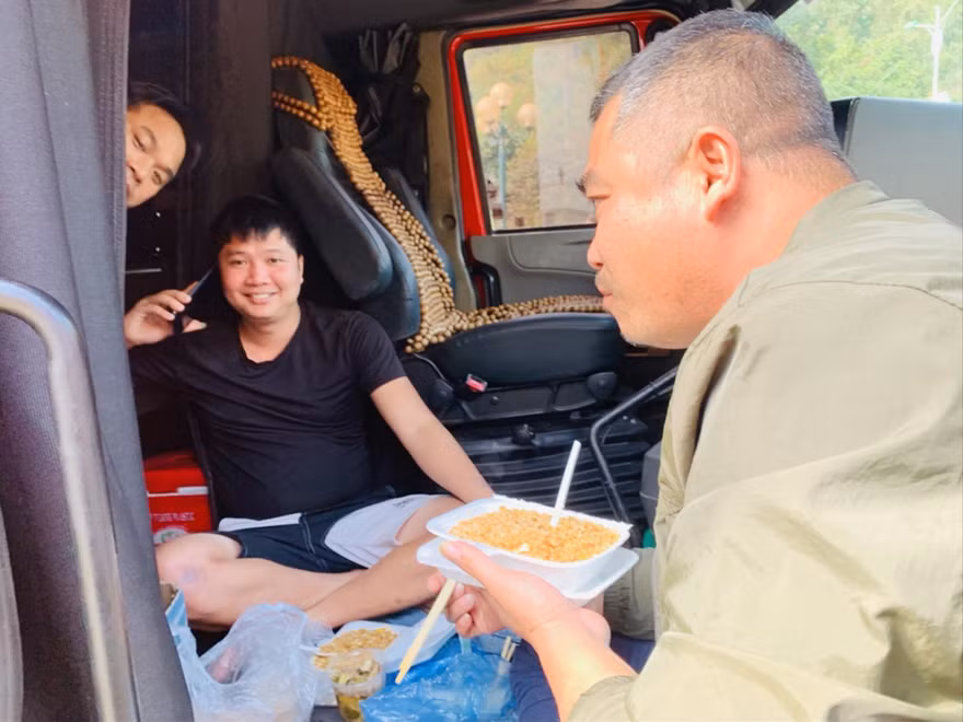 Tranh thủ ăn uống trước khi lái xe xuất khẩu qua biên giới. Ảnh: Duy Chiến