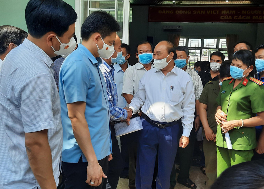 Chủ tịch nước Nguyễn Xuân Phúc trao đổi với cử tri huyện Củ Chi sau hội nghị tiếp xúc cử tri