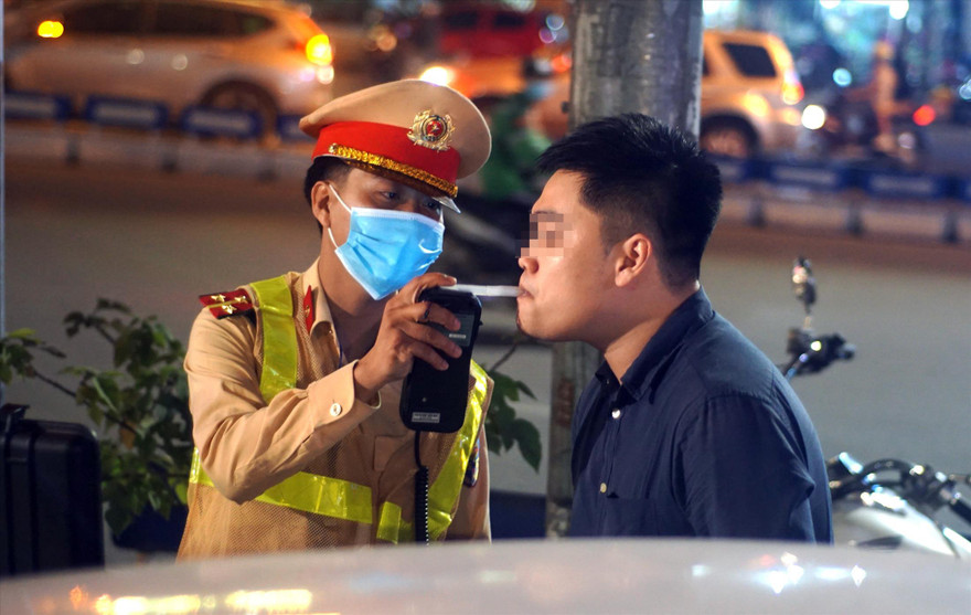 Lực lượng CSGT Hà Nội kiểm tra xử lý vi phạm nồng độ cồn