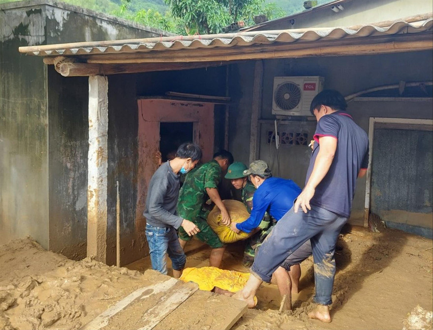 Bộ đội, ĐVTN giúp đỡ người dân khu vực bị sạt lở. Ảnh: T.Đ