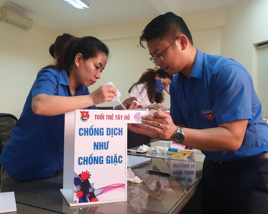Anh Bùi Thế Cường, Bí thư Quận Đoàn Tây Hồ (Hà Nội) cùng cán bộ Quận Đoàn chuẩn bị cho các hoạt động phòng chống dịch COVID-19