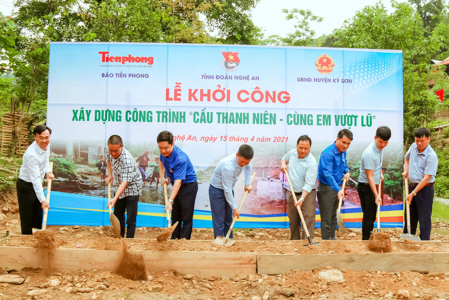 Các đại biểu thực hiện nghi lễ khởi công