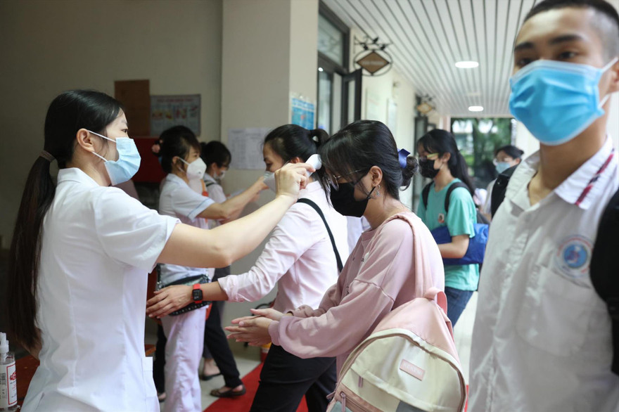 Thí sinh được đo nhiệt độ, sát khuẩn tay tại kỳ thi tốt nghiệp THPT năm 2021 đợt 1