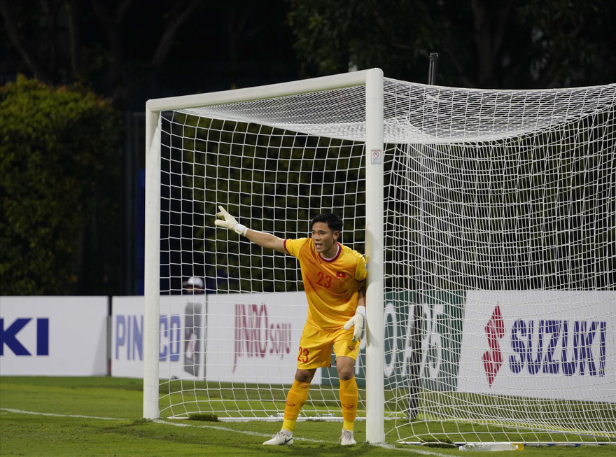 Nguyên Mạnh tái xuất trong màu áo đội tuyển ở trận thắng Lào 2-0 với sự tin tưởng của HLV Park Hang-seo và đồng đội. Ảnh: Anh Đoàn