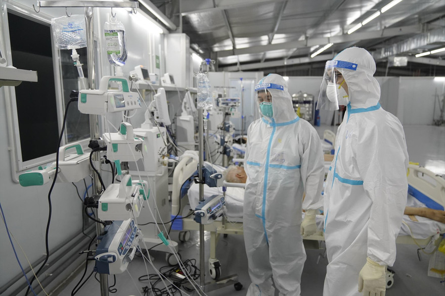 Nhân viên y tế đang nỗ lực chống dịch nhưng thu nhập giảm sâu