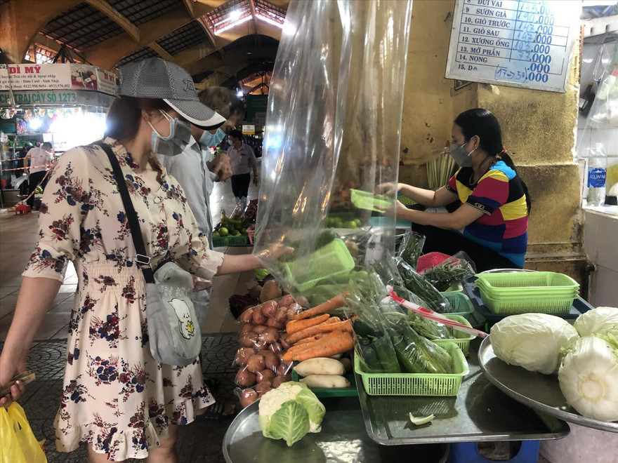 Nhiều mặt hàng tăng giá sau dịch khiến người tiêu dùng lo lắng. Ảnh: U.P