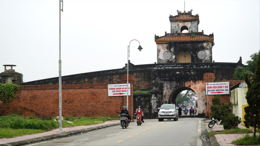 Cửa Hậu (Chánh Bắc môn) được khai thông ngày nay. Cổng thành này từng bị “bế môn” trong suốt 120 năm