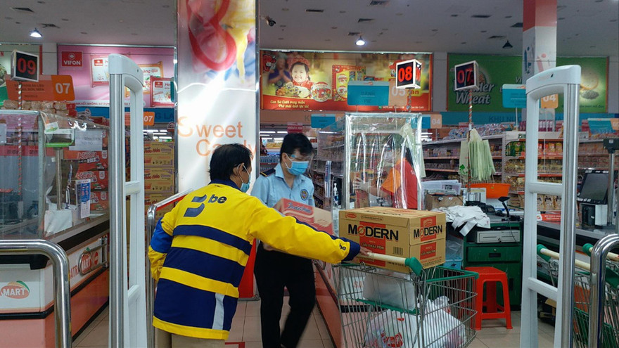 Shipper “đi chợ hộ” tại siêu thị. Ảnh: U.P