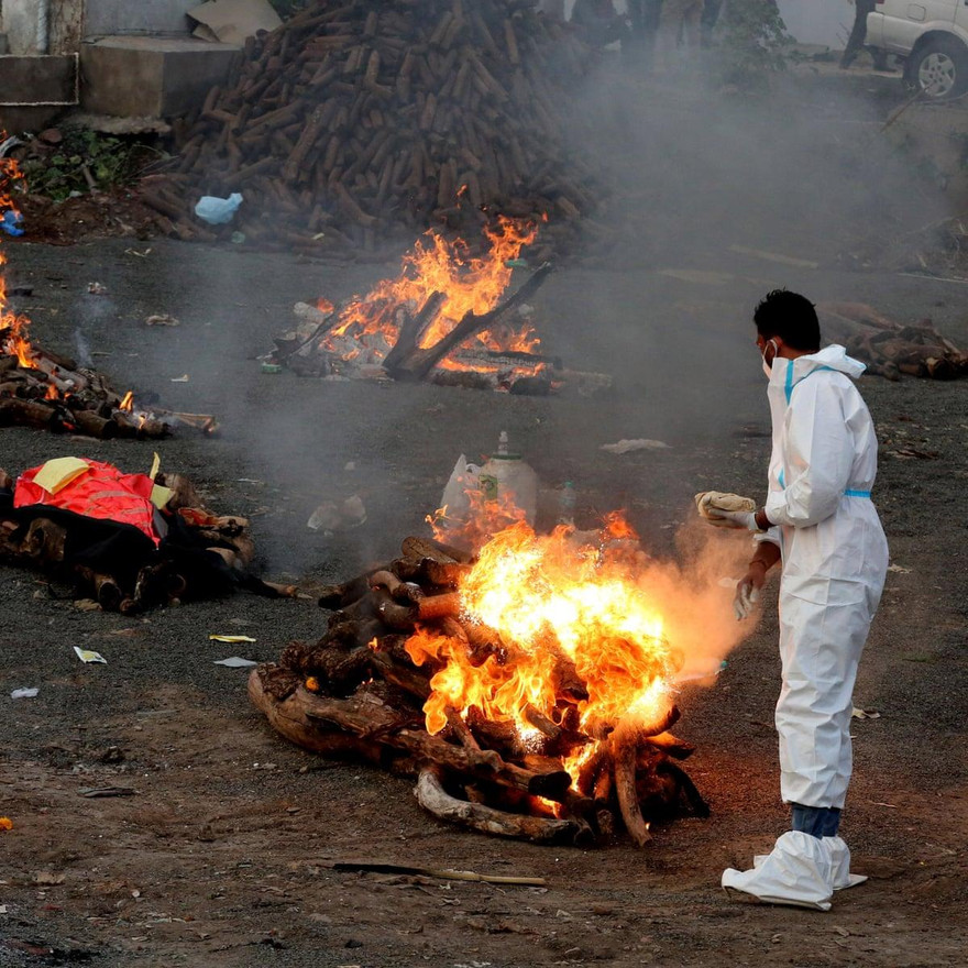 Một bệnh nhân COVID-19 ở Ấn Độ được hỏa táng. Nguồn: EPA