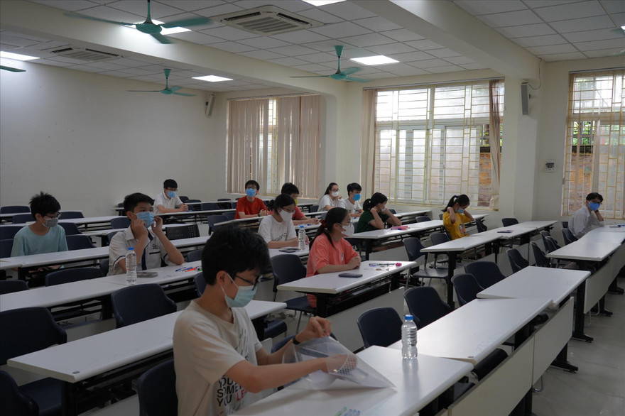Thí sinh dự thi vào lớp 10 Trường THPT Chuyên Khoa học tự nhiên sáng 15/6. Ảnh: Diệp An