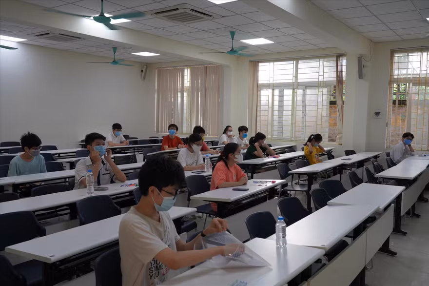 Thí sinh dự thi vào lớp 10 Trường THPT Chuyên Khoa học tự nhiên sáng 15/6. Ảnh: Diệp An